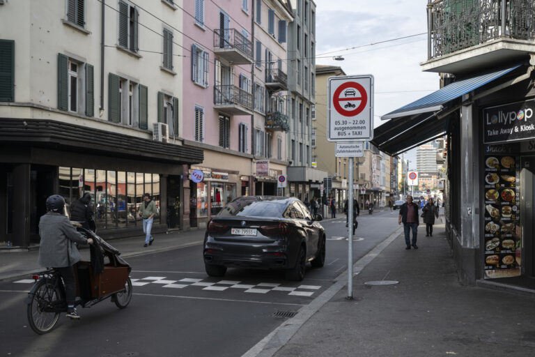 Autofahrer ignorieren das Tagfahrverbot durch die Langstrasse in Zuerich, aufgenommen am Donnerstag, 19. Oktober 2023. (KEYSTONE/Ennio Leanza)