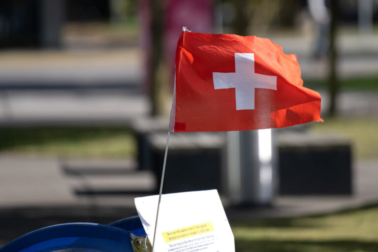 Eine Schweizerfahne zu sehen an den Eidgenoessischen Wahlen, am Sonntag, 22. Oktober 2023 in Zug. Die Schweizer Buergerinnen und Buerger waehlen das Bundesparlament mit den beiden Kammern Nationalrat und Staenderat. (KEYSTONE/Maria Schmid)