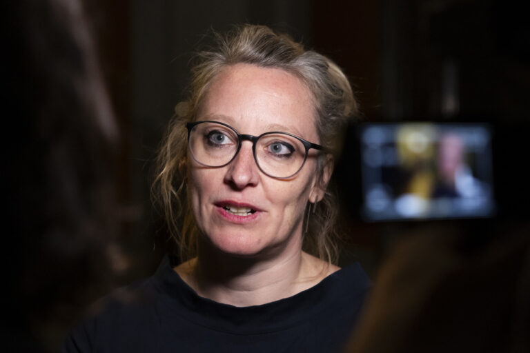 Aline Trede, Nationalraetin GP-BE, gibt ein Interview in einem Gang im Bundeshaus, am Wahltag der Eidgenoessischen Parlamentswahlen, am Sonntag, 22. Oktober 2023 in Bern. Die Schweizer Buergerinnen und Buerger waehlen das Bundesparlament mit den beiden Kammern Nationalrat und Staenderat. (KEYSTONE/Peter Klaunzer)