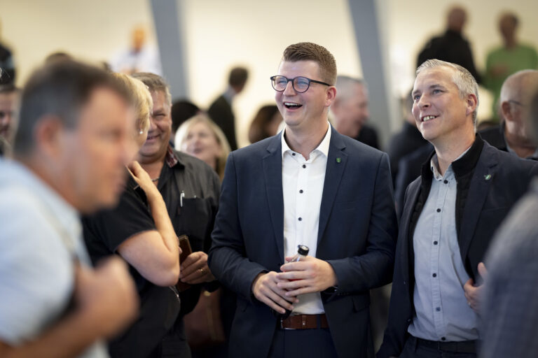 Mike Egger, SVP, Nationalrat Kanton St. Gallen, Mitte, gut gelaunt im Pfalzkeller anlaesslich der Eidgenoessischen Wahlen, am Sonntag, 22. Oktober 2023 in St. Gallen. Die Schweizer Buergerinnen und Buerger waehlen das Bundesparlament mit den beiden Kammern Nationalrat und Staenderat. (KEYSTONE/Christian Merz)