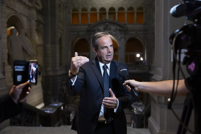 Gerhard Pfister, Parteipraesident Mitte, gibt ein Interview in der Eingangshalle des Bundeshaueses am Wahltag der Eidgenoessischen Parlamentswahlen, am Sonntag, 22. Oktober 2023 im Bundeshaus in Bern. Die Schweizer Buergerinnen und Buerger waehlen das Bundesparlament mit den beiden Kammern Nationalrat und Staenderat. (KEYSTONE/Peter Klaunzer)