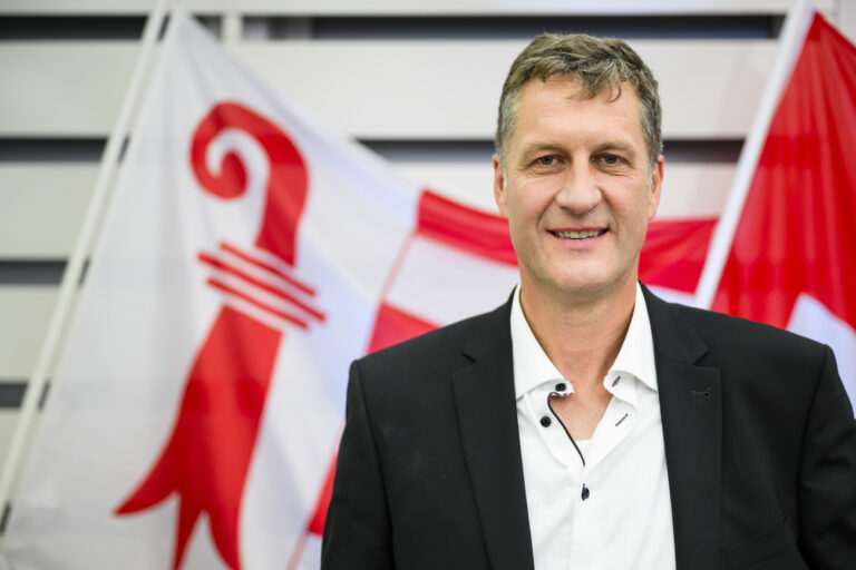 Thomas Stettler, candidat du Jura pour le Conseil national, UDC, pose dans la salle du Parlement jurassien lors des elections federales du Conseil national et du Conseil des Etats le dimanche 22 octobre 2023 a Delemont. Les citoyens suisses se rendent aux urnes pour renouveler les deux chambres du Parlement federal, le Conseil national et Conseil des Etats. (KEYSTONE/Jean-Christophe Bott)