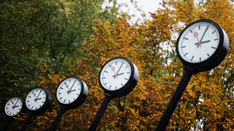 ILLUSTRATION - 25.10.2023, Düsseldorf: Die Uhren im Zeitfeld des Künstlers Klaus Rinke zeigen 14 Uhr. Am letzten Sonntag (29.10.2023) im Oktober beginnt die sogenannte Winterzeit. In der Nacht von Samstag auf Sonntag werden die Uhren von 3 Uhr auf 2 Uhr zurückgestellt. Foto: Rolf Vennenbernd/dpa +++ dpa-Bildfunk +++ (KEYSTONE/DPA/Rolf Vennenbernd)