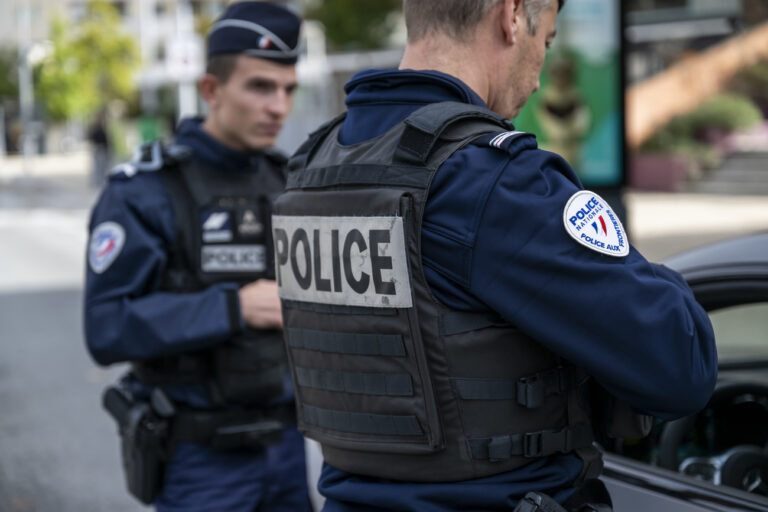 French national border police check a car, during the occasion that Switzerland and France strengthen their cooperation in the fight against irregular migration and agree on an action plan in this regard with the signing of a joint declaration to stem irregular migration, at the Swiss-French border of Moillesulaz near Geneva, Switzerland, Friday, October 27, 2023. (KEYSTONE/Martial Trezzini)