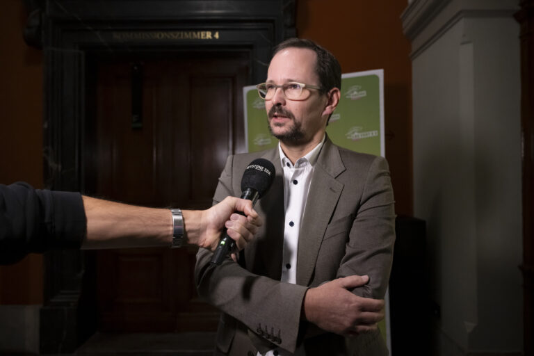 Balthasar Glaettli, Parteipraesident Gruene und Nationalrat GP-ZH, im Interview nach einem Point de Presse ueber die kommende Bundesratswahl, nach der ersten Fraktionssitzung der Gruenen nach den Eidgenoessischen Parlamentswahlen, am Samstag, 28. Oktober 2023, im Bundeshaus, in Bern. Gruene wollen FDP-Bundesratssitz angreifen. (KEYSTONE/Anthony Anex)