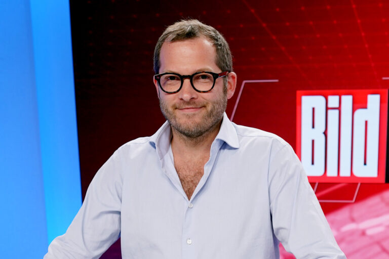 ARCHIV - 16.08.2021, Berlin: Julian Reichelt, damals Chefredakteur der «Bild», steht im Studio des TV-Senders «Bild». (zu dpa: Staatsanwaltschaft: Ermittlungen gegen Ex-«Bild»-Chef eingestellt) Foto: Jörg Carstensen/dpa +++ dpa-Bildfunk +++ (KEYSTONE/DPA/Jörg Carstensen)