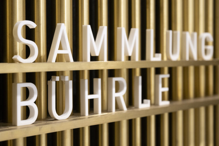 Das Logo zeigt die Ausstellung der Sammlung Emil Buehrle im Kunsthaus Zuerich, aufgenommen am Donnerstag, 2. November 2023 in Zuerich. Das Kunsthaus und sein wissenschaftlicher Beirat haben entschieden, die Zusammenarbeit zu beenden. Die Sammlung, die 203 Werke umfasst, wurde vom Waffenhaendler Emil Buehrle aufgebaut. Er wurde durch Waffenverkaeufe waehrend und nach dem Zweiten Weltkrieg zu einem der reichsten Maenner der damaligen Schweiz. Er vermachte seine Sammlung einer Stiftung, die sie seit 1960 verwaltet. Seit Herbst 2021 ist sie als Dauerleihgabe im Kunsthaus hinterlegt. (KEYSTONE/Ennio Leanza)