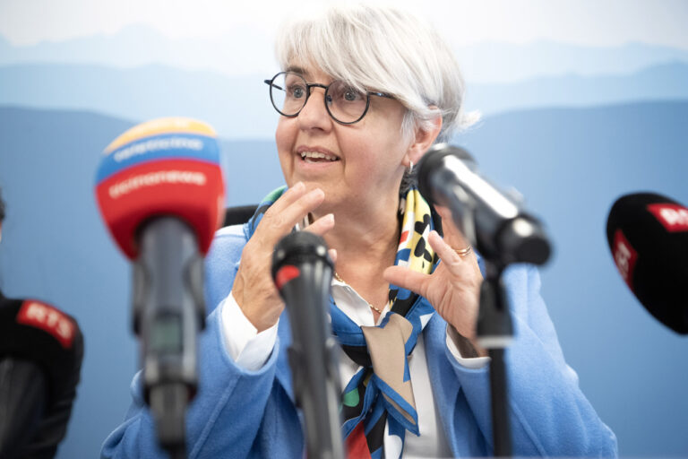 Bundesraetin Elisabeth Baume-Schneider bei einem Point de presse in Chiasso, am Montag, 6. November 2023. Bundesraetin Elisabeth Baume-Schneider hat den Grenzuebergang am Bahnhof von Chiasso und die Einrichtungen des Bundesasylzentrums im Tessin besucht. Die Vorsteherin des Eidgenoessischen Justiz- und Polizeidepartements (EJPD) traf sich ausserdem mit Vertreterinnen und Vertretern des Kantons und der Standortgemeinden zu einem Austausch ueber die aktuelle Lage. (KEYSTONE/Ti-Press/Francesca Agosta)