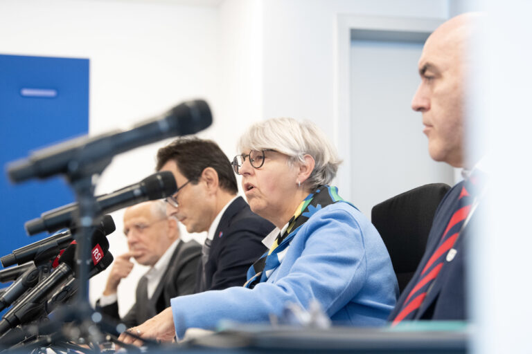 Bundesraetin Elisabeth Baume-Schneider bei einem Point de presse in Chiasso, am Montag, 6. November 2023. Bundesraetin Elisabeth Baume-Schneider hat den Grenzuebergang am Bahnhof von Chiasso und die Einrichtungen des Bundesasylzentrums im Tessin besucht. Die Vorsteherin des Eidgenoessischen Justiz- und Polizeidepartements (EJPD) traf sich ausserdem mit Vertreterinnen und Vertretern des Kantons und der Standortgemeinden zu einem Austausch ueber die aktuelle Lage. (KEYSTONE/Ti-Press/Francesca Agosta)