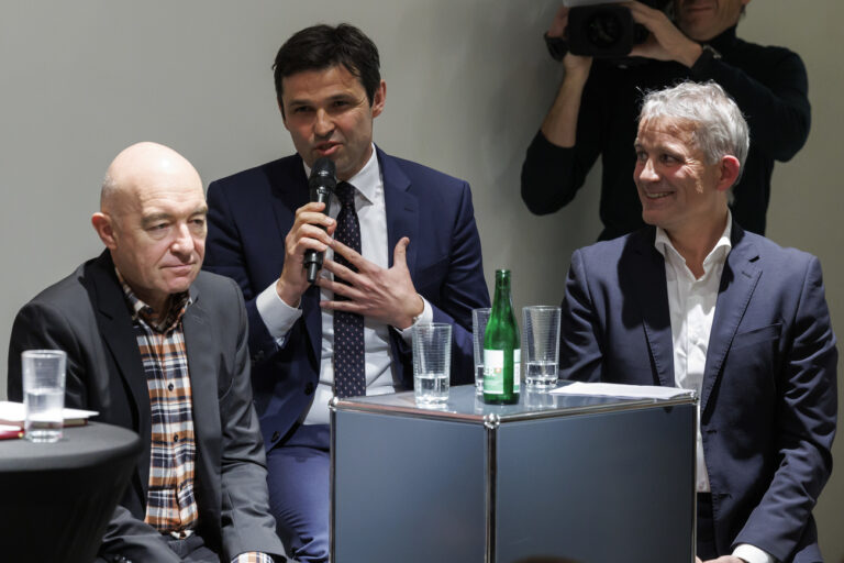 Les andidats socialiste, de gauche a droite, Daniel Jositsch (PS - Zurich), Matthias Aebischer (PS - Berne) et Beat Jans (PS - Bale), s'expriment en audition publique lors d'une tournee d'auditions publiques organisee par le PS Suisse pour la succession du Conseiller federal Alain Berset, ce lundi 6 novembre 2023 a Geneve. En novembre, le Parti socialiste Suisse organise, en partenariat avec les Partis cantonaux concernes, des auditions publiques pour la succession d'Alain Berset au Conseil federal a Geneve, Bienne, Olten et Schaffhouse. (KEYSTONE/Salvatore Di Nolfi)