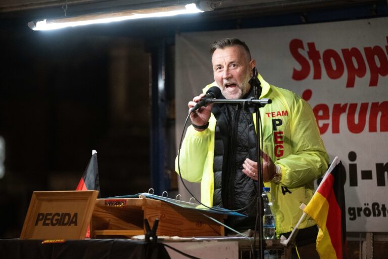 06.11.2023, Sachsen, Dresden: Lutz Bachmann, Pegida-Gründungsmitglied, spricht während einer Kundgebung der extremistischen und islamfeindlichen Pegida-Bewegung auf dem Schlossplatz. Foto: Sebastian Kahnert/dpa +++ dpa-Bildfunk +++ (KEYSTONE/DPA/Sebastian Kahnert)