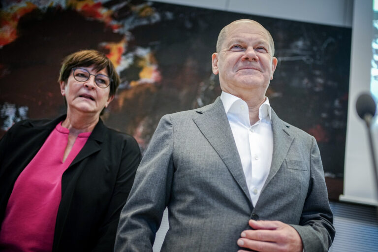 07.11.2023, Berlin: Bundeskanzler Olaf Scholz (SPD) und Saskia Esken, SPD-Bundesvorsitzende, nehmen an der Fraktionssitzung ihrer Partei teil. Foto: Kay Nietfeld/dpa +++ dpa-Bildfunk +++ (KEYSTONE/DPA/Kay Nietfeld)
