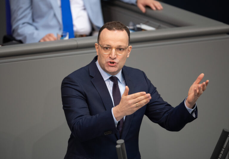 10.11.2023, Berlin: Jens Spahn (CDU) spricht in der Plenarsitzung im Deutschen Bundestag. Die Hauptthemen der 135. Sitzung der 20. Legislaturperiode sind die zukünftige Finanzierung von politischen Stiftungen, der Gesetzentwurf zur globalen Mindestbesteuerung, die Reform des Energiewirtschaftsrechts, und die Einführung eines Polizeibeauftragten des Bundes beim Deutschen Bundestag. Foto: Kilian Genius/dpa +++ dpa-Bildfunk +++ (KEYSTONE/DPA/Kilian Genius)