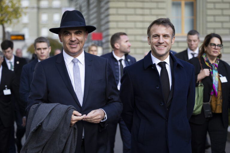 Swiss Federal President Alain Berset, left, and French President Emanuel Macron discuss on their way to the delegation meeting in front of the Federal Palace, the Swiss Parliament building, in Bern, Switzerland, Wednesday, November 15, 2023. French President Emanuel Macron and his wife Brigitte are visiting Switzerland for a two day state visit. (KEYSTONE/Peter Klaunzer)