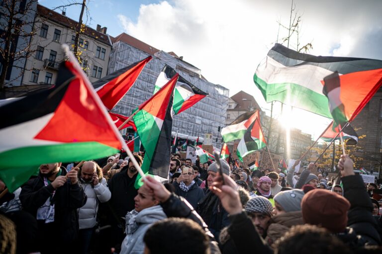 18.11.2023, Berlin: Menschen schwenken Fahnen bei einer Demonstration für Palästina und gegen den Angriff Israels auf den Gazastreifen am Invalidenpark. Foto: Fabian Sommer/dpa +++ dpa-Bildfunk +++ (KEYSTONE/DPA/Fabian Sommer)