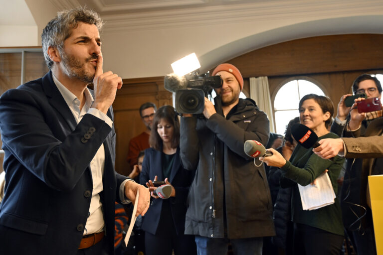 Simon Stocker (SP) strahlt nach seiner Wahl beim 2. Wahlgang des Staenderates in Schaffhausen am Sonntag, 19.November 2023. (KEYSTONE/Walter Bieri)