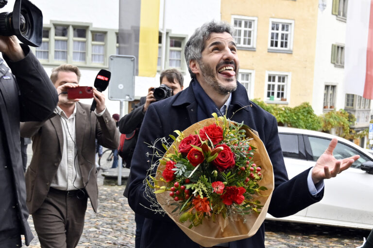 Simon Stocker (SP) strahlt nach seiner Wahl beim 2. Wahlgang des Staenderates in Schaffhausen am Sonntag, 19.November 2023. (KEYSTONE/Walter Bieri)