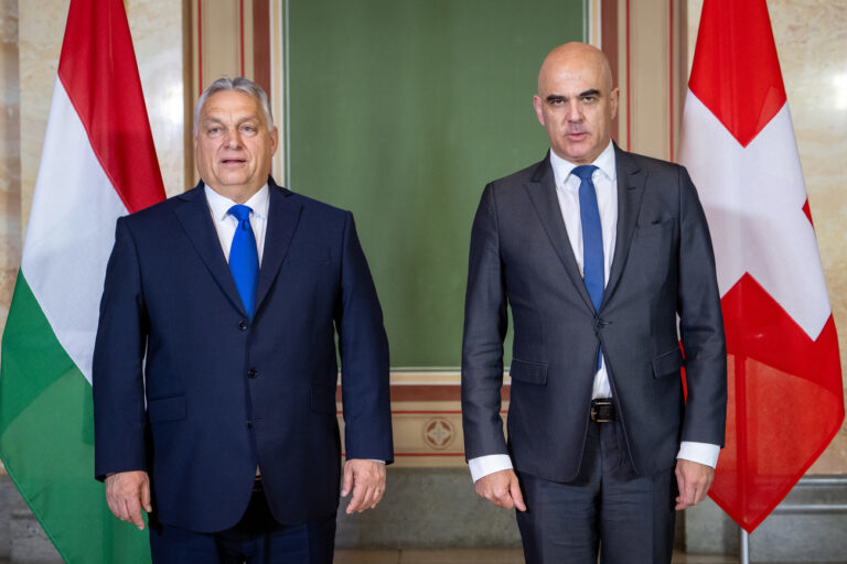 Switzerland's President Alain Berset, right welcome Hungary's Prime Minister Viktor Orban, left, during a visit of courtesy, in Bern, Switzerland, Tuesday, November 21, 2023. (KEYSTONE/POOL/Marcel Bieri)