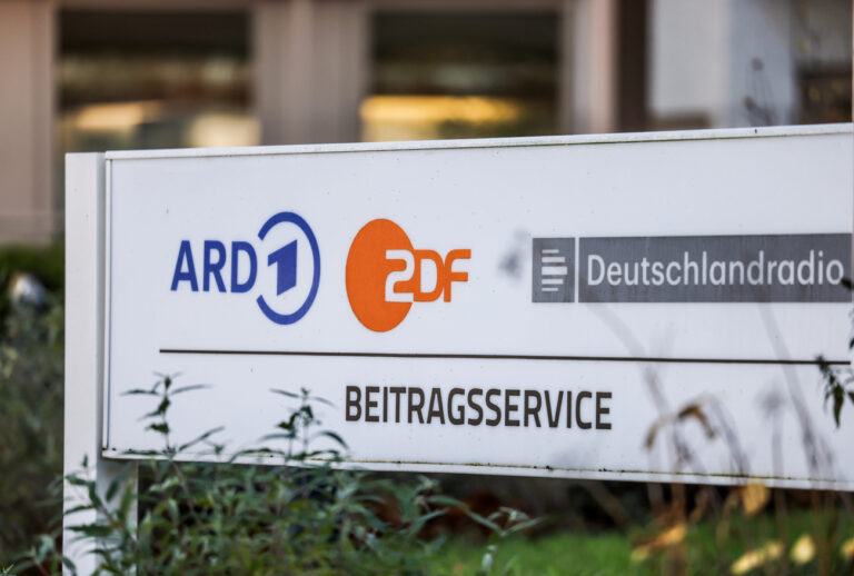 22.11.2023, Nordrhein-Westfalen, Köln: Der Beitragsservice von ARD, ZDF und Deutschlandradio in Köln. Der Rundfunkbeitrag sollte ab 2025 Berechnungen von Finanzexperten zufolge von monatlich 18,36 Euro auf 18,94 Euro steigen. Das geht aus einem Entwurf des Expertengremiums KEF hervor - die Kommission will Anfang 2024 eine endgültige Empfehlung an die Bundesländer abgeben. Foto: Oliver Berg/dpa +++ dpa-Bildfunk +++ (KEYSTONE/DPA/Oliver Berg)