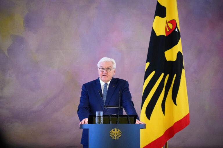 24.11.2023, Berlin: Bundespräsident Frank-Walter Steinmeier spricht zu Beginn der Verleihung des Verdienstordens der Bundesrepublik Deutschland an Ministerpräsidentinnen und Ministerpräsidenten im Schloss Bellevue. Der Bundespräsident zeichnet heute die Ministerpräsidentin von Rheinland-Pfalz, Dreyer, sowie die Ministerpräsidenten von Baden-Württemberg, Kretschmann, Brandenburg, Woidke, Niedersachsen, Weil, Sachsen-Anhalt, Haseloff, und Thüringen, Ramelow, sowie den Ministerpräsidenten und Bundesminister a. D., Seehofer, aus. Foto: Bernd von Jutrczenka/dpa +++ dpa-Bildfunk +++ (KEYSTONE/DPA/Bernd von Jutrczenka)