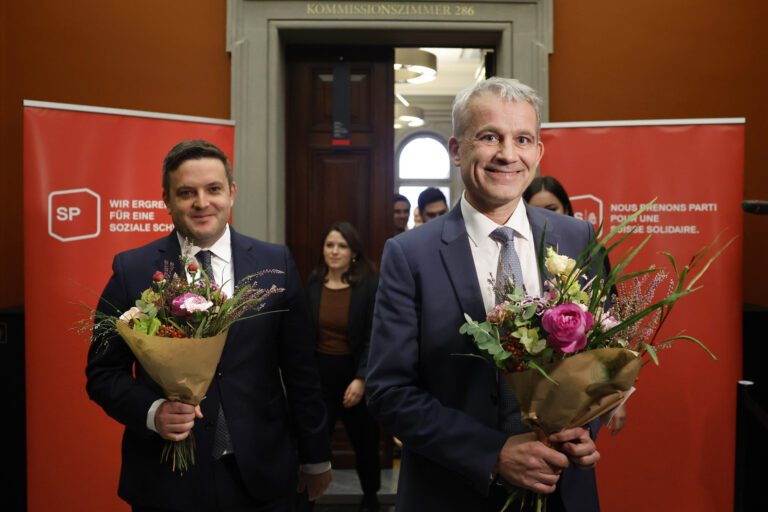 Die 2 gewaehlten Kandidaten Jon Pult, SP-GR, links, und Beat Jans, Regierungspraesident Basel-Stadt, posieren bei der Bekanntgabe der offiziellen Kandidaten der SP fuer die Bundesratswahl als Nachfolge von Bundesrat Alain Berset, am Samstag, 25. November 2023, im Bundeshaus in Bern. (KEYSTONE/Peter Klaunzer)