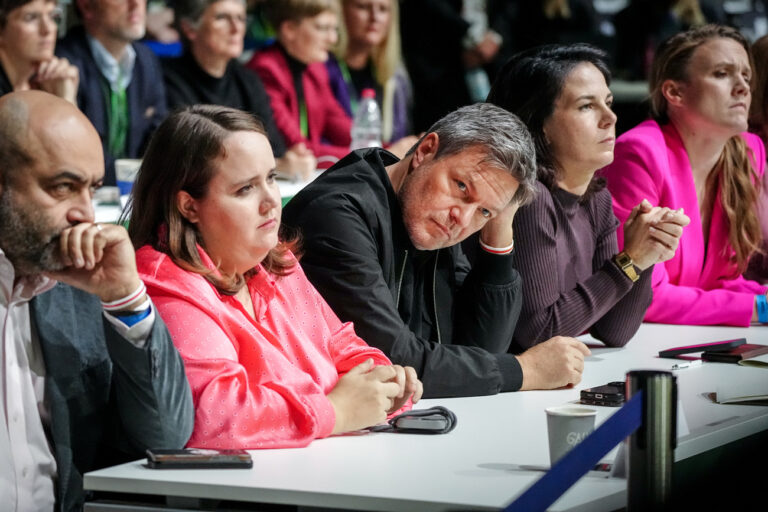 25.11.2023, Baden-Württemberg, Karlsruhe: Omid Nouripour (l-r), Bundesvorsitzender von Bündnis 90/Die Grünen, Ricarda Lang, Bundesvorsitzende von Bündnis 90/Die Grünen, Robert Habeck (Bündnis 90/Die Grünen), Bundesminister für Wirtschaft und Klimaschutz, Annalena Baerbock (Bündnis 90/Die Grünen), Außenministerin, und Terry Reintke, Bündnis 90/Die Grünen und Mitglied des Europäischen Parlaments, nehmen am Bundesparteitag von Bündnis 90/Die Grünen teil. Die Bundesdelegiertenkonferenz dauert bis zum 26.11.2023. Themen sind die Abstimmungen zum Europawahlprogramm. Foto: Kay Nietfeld/dpa +++ dpa-Bildfunk +++ (KEYSTONE/DPA/Kay Nietfeld)