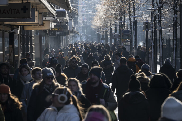 Menschen bewegen sich am Sonntagsverkauf durch die Bahnnofstrasse, aufgenommen am Sonntag, 3. Dezember 2023 in Zuerich. (KEYSTONE/Ennio Leanza)