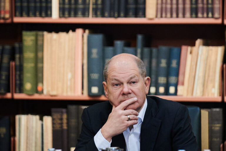 04.12.2023, Brandenburg, Potsdam: Olaf Scholz (SPD), Bundeskanzler steht in der Bibliothek des Deutschen Geoforschungszentrum (GFZ), während er dieses und das Potsdam-Institut für Klimafolgenforschung (PIK) besucht und sich zu Themen der Energiewende auf dem Telegrafenberg Potsdam informiert. Foto: Annette Riedl/dpa +++ dpa-Bildfunk +++ (KEYSTONE/DPA/Annette Riedl)