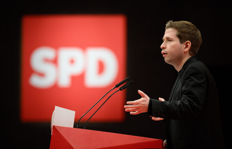 10.12.2023, Berlin: Kevin Kühnert, SPD-Generalsekretär, redet beim ordentlichen Bundesparteitag der SPD auf dem Berliner Messegelände. Vom 08. bis 10.12.2023 wollen die Delegierten unter anderem einen Leitantrag zur Modernisierung Deutschlands verabschieden, mit dem sich die SPD für die nächste Bundestagswahl 2025 aufstellen will. Foto: Bernd von Jutrczenka/dpa +++ dpa-Bildfunk +++ (KEYSTONE/DPA/Bernd von Jutrczenka)