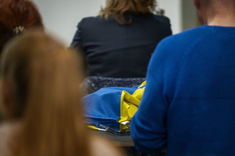 Eine Ukrainische Flagge liegt auf einem Tisch waehrend einem Referat von Prof. Viacheslav Trojan zum Thema Betonrecycling und Anwendung in der Ukraine anlaesslich des CAS Wiederaufbau Ukraine, fotografiert am Montag, 11. Dezember 2023 in den Raeumlichkeiten der Kaestli AG in Rubigen.Der CAS Wiederaufbau Ukraine ist eine praxisnahe Weiterbildung der Berner Fachhochschule. Er richtet sich an gefluechtete Frauen aus der Ukraine (mit Schutzstatus S), an Ukrainer*innen, die schon laenger in der Schweiz leben und an Mitglieder von Hilfsorganisationen, die sich am Wiederaufbau beteiligen werden.Der CAS soll Teilnehmenden befaehigen, Projekte zum Wiederaufbau der Ukraine zu evaluieren, mitzugestalten und zu leiten, z.B. den Wiederaufbau von Gebaeuden und Infrastruktur. (KEYSTONE/Christian Beutler)