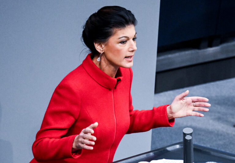 15.12.2023, Berlin: Sahra Wagenknecht, (fraktionslos) spricht im Bundestag bei der Debatte zum Nachtragshaushalt 2023. Foto: Britta Pedersen/dpa +++ dpa-Bildfunk +++ (KEYSTONE/DPA/Britta Pedersen)