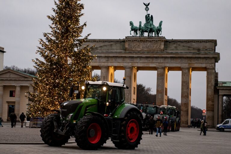 18.12.2023, Berlin: Landwirte nehmen mit Traktoren auf einer Demonstration des Deutschen Bauernverbandes unter dem Motto «Zu viel ist zu viel! Jetzt ist Schluss!» vor dem Brandenburger Tor teil. Anlass sind die Pläne der Bundesregierung, den Agrardiesel und die Kfz-Steuerbefreiung für die Land- und Forstwirtschaft zu streichen. Foto: Fabian Sommer/dpa +++ dpa-Bildfunk +++ (KEYSTONE/DPA/Fabian Sommer)
