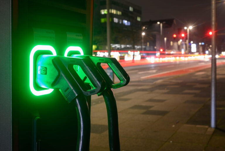 19.12.2023, Niedersachsen, Hannover: Grün leuchten Ladekabel an einer Schnellladesäule für Elektroautos. Nach dem plötzlichen Ende der Kaufprämie für Elektroautos schauen Kunden nun in die Röhre. Die Industrie protestiert und beklagt einen Vertrauensverlust in die Politik. Als Teil ihres Sparprogramms vereinbarten die Koalitionsspitzen der Ampel von SPD, Grünen und FDP vor wenigen Tagen, die staatliche Förderung «zeitnah» auslaufen zu lassen. Foto: Julian Stratenschulte/dpa +++ dpa-Bildfunk +++ (KEYSTONE/DPA/Julian Stratenschulte)