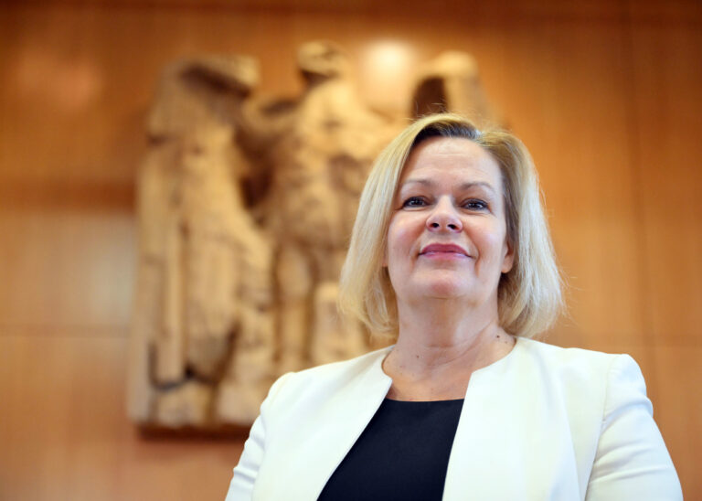 20.12.2023, Baden-Württemberg, Karlsruhe: Bundesinnenministerin Nancy Faeser (SPD) wartet im Bundesverfassungsgericht auf den Beginn der Verhandlung in Sachen ·Bundeskriminalamtgesetz · Datenplattformen·. Das Gericht überprüft dabei die Befugnisse der Sicherheitsbehörden bei der Terrorismusabwehr. Foto: Uli Deck/dpa +++ dpa-Bildfunk +++ (KEYSTONE/DPA/Uli Deck)