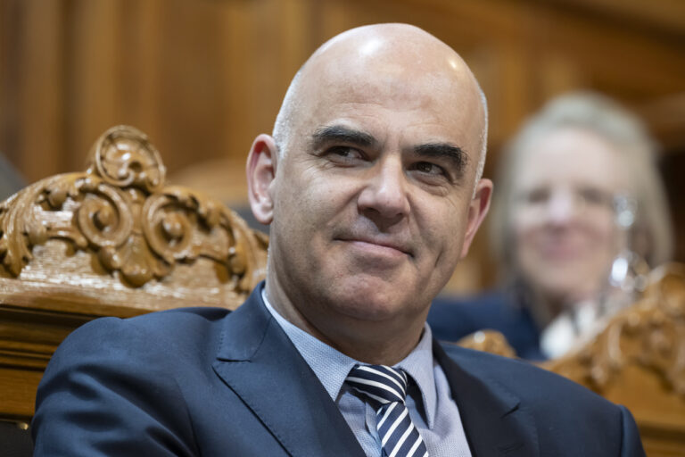 Bundespraesident Alain Berset hoert die Rede von Staenderatspraesidentin Eva Herzog, SP-BS, am Ende seines voraussichtlich letzten Auftritts im Staenderat, nach 12 Jahren nach seiner Wahl in den Bundesrat, waehrend der Wintersession der Eidgenoessischen Raete, am Donnerstag, 21. Dezember 2023 im Staenderat in Bern. (KEYSTONE/Anthony Anex)