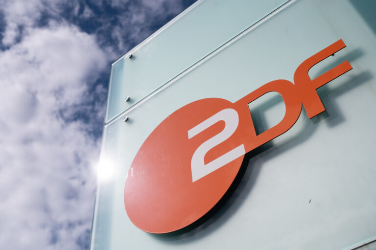 ARCHIV - 16.09.2022, Rheinland-Pfalz, Mainz: Logo des ZDF am Sendezentrum des Zweiten Deutschen Fernsehens. Das ZDF ist im Jahr 2023 erneut der quotenstärkste Fernsehsender in Deutschland gewesen.(zu dpa 