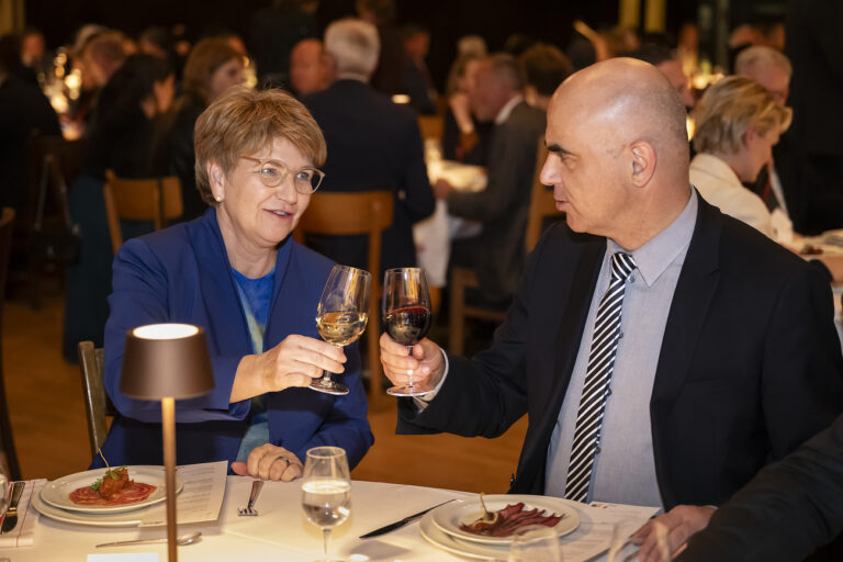 La presidente de la Confederation nouvellement elue Viola Amherd, a gauche, et le President de la Confederation Alain Berset, trinquent a la Simplonhalle, lors de la celebration de son election a la presidence du Conseil federal, le jeudi, 21 decembre 2023 a Brigue. (KEYSTONE/Anthony Anex)