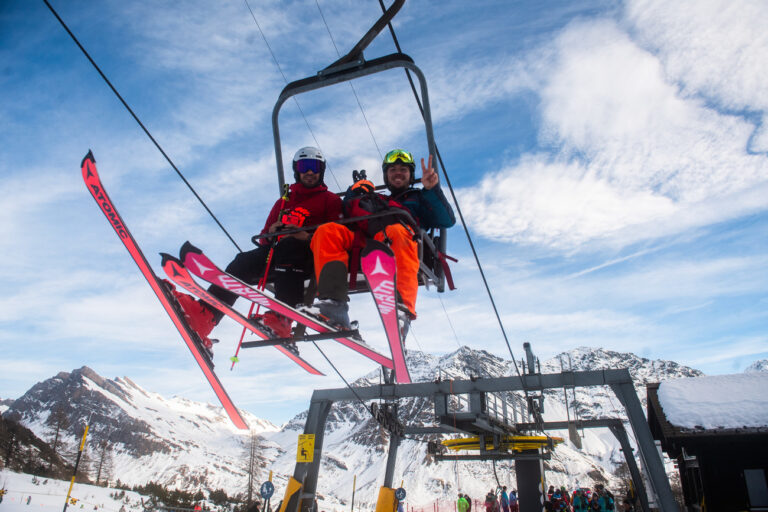 Skifahrer und Snowboarder auf einem Sessellift am Tag der Eroeffnung des Winterskigebiets Confin San Bernardino Sport Arena in San Bernardino, Kanton Graubuenden, am Mittwoch, 27. Dezember 2023. Nach jahrelanger Schliessung wird das Winterskigebiet Confin nach einer Modernisierung wiedereroeffnet. (Keystone/Ti-Press/Samuel Golay)