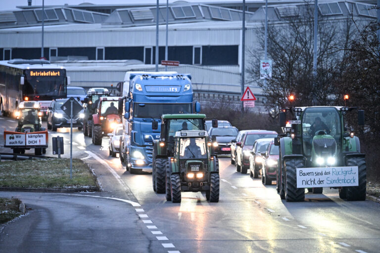 08.01.2024, Baden-Württemberg, Ravensburg: Bauern fahren in ihren Traktoren lagsam durch die Innenstadt von Ravensburg und lassen kein Fahrzeug überholen. Als Reaktion auf die Sparpläne der Bundesregierung hat der Bauernverband zu einer Aktionswoche mit Kundgebungen und Sternfahrten ab dem 8. Januar aufgerufen. Sie soll am 15. Januar in einer Großdemonstration in der Hauptstadt gipfeln. Foto: Felix Kästle/dpa +++ dpa-Bildfunk +++ (KEYSTONE/DPA/Felix Kästle)