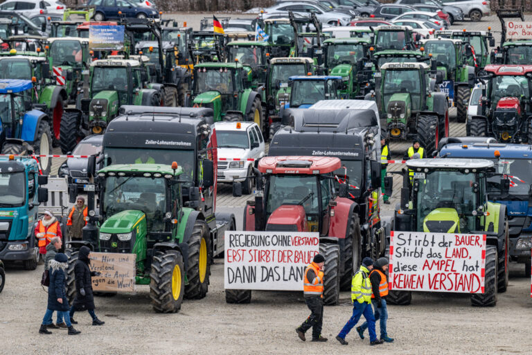 08.01.2024, Bayern, Straubing: Traktoren stehen während einer Demonstration von Landwirten am Großparkplatz Am Hagen. Als Reaktion auf die Sparpläne der Bundesregierung hat der Bauernverband zu einer Aktionswoche mit Kundgebungen und Sternfahrten ab dem 8. Januar aufgerufen. Sie soll am 15. Januar in einer Großdemonstration in der Hauptstadt gipfeln. Foto: Armin Weigel/dpa +++ dpa-Bildfunk +++ (KEYSTONE/DPA/Armin Weigel)
