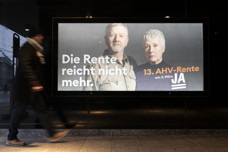 Ein Plakat des Ja-Komitees zur Abstimmung der Initiative fuer die 13. AHV Rente, fotografiert im Bahnhof Bern, am Dienstag, 9. Januar 2024 in Bern. Heute praesentiert das Initiativkomitee zentrale Argumente im Abstimmungskampf und Strategien, um am 3. Maerz eine Mehrheit der Bevoelkerung fuer die 13. AHV-Rente zu ueberzeugen. (KEYSTONE/Anthony Anex)