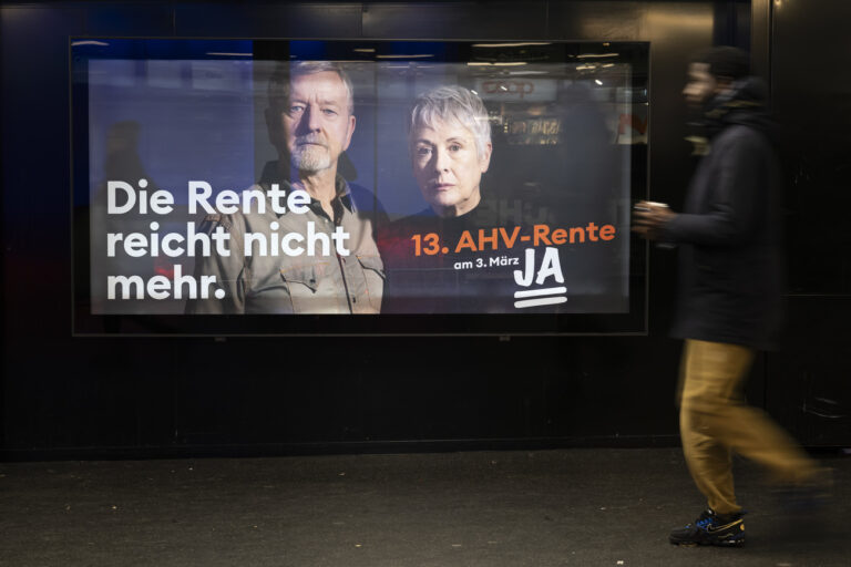 Ein Plakat des Ja-Komitees zur Abstimmung der Initiative fuer die 13. AHV Rente, fotografiert im Bahnhof Bern, am Dienstag, 9. Januar 2024 in Bern. Heute praesentiert das Initiativkomitee zentrale Argumente im Abstimmungskampf und Strategien, um am 3. Maerz eine Mehrheit der Bevoelkerung fuer die 13. AHV-Rente zu ueberzeugen. (KEYSTONE/Anthony Anex)