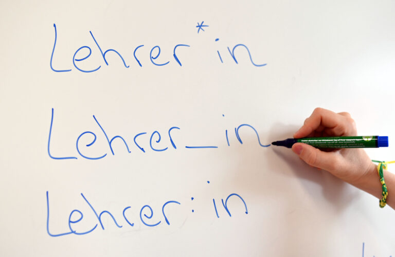 ARCHIV - 08.12.2021, Baden-Württemberg, Stuttgart: An einem Whiteboard steht das Wort Lehrer in verschiedenen Gender-Schreibweisen. (zu dpa: «Innenminister stoppt Volksbegehren gegen Gender-Pflicht») Foto: Bernd Weißbrod/dpa +++ dpa-Bildfunk +++ (KEYSTONE/DPA/Bernd Weißbrod)