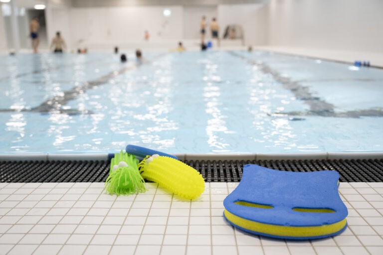 Schwimmunterrichtsmaterial am Rand des Beckens nach einer Medienkonferenz der Stadt Bern zur Schwimmhalle Neufeld, die seit 100 Tagen in Betrieb ist, am Donnerstag, 11. Januar 2024 in der Schwimmhalle Neufeld in Bern. (KEYSTONE/Anthony Anex)