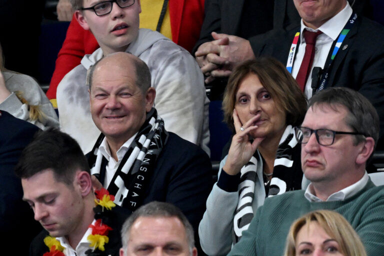 14.01.2024, Berlin: Handball: EM, Nordmazedonien - Deutschland, Vorrunde, Gruppe A, 2. Spieltag, Mercedes-Benz Arena. Bundeskanzler Olaf Scholz (SPD) und seine Frau Britta Ernst verfolgen das Spiel. Foto: Sören Stache/dpa +++ dpa-Bildfunk +++ (KEYSTONE/DPA/Sören Stache)