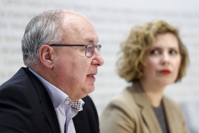 Pierre-Yves Maillard, Staenderat SP-VD, spricht neben Melanie Mettler, Nationalraetin GLP-BE, waehrend einer Medienkonferenz des Komitees 