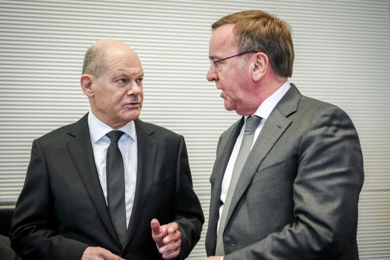 16.01.2024, Berlin: Bundeskanzler Olaf Scholz (SPD, l) spricht mit Boris Pistorius (SPD), Bundesminister der Verteidigung, vor der Fraktionssitzung ihrer Partei. Foto: Kay Nietfeld/dpa +++ dpa-Bildfunk +++ (KEYSTONE/DPA/Kay Nietfeld)