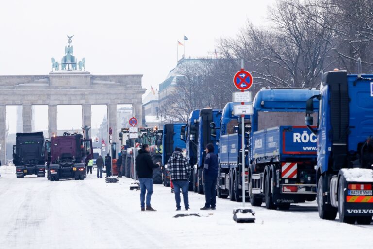 18.01.2024, Berlin: LKWs verschiedener Transportunternehmen stehen auf der Straße des 17. Juni vor dem Brandenburger Tor. Foto: Carsten Koall/dpa +++ dpa-Bildfunk +++ (KEYSTONE/DPA/Carsten Koall)