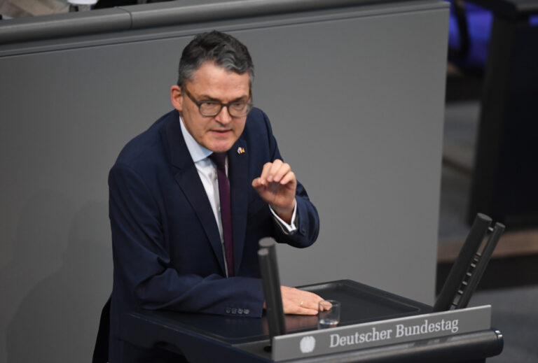 18.01.2024, Berlin: Roderich Kiesewetter (CDU) bei der Bundestagsdebatte zur 