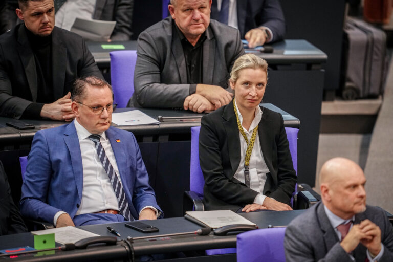 18.01.2024, Berlin: Tino Chrupalla (l), AfD-Bundesvorsitzender und Fraktionsvorsitzender der AfD, und Alice Weidel, Fraktionsvorsitzende der AfD, nehmen an der aktuellen Stunde im Bundestag mit dem Thema 